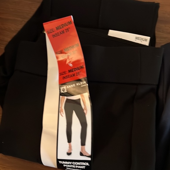 Pair of womens pants - Picture 2 of 3